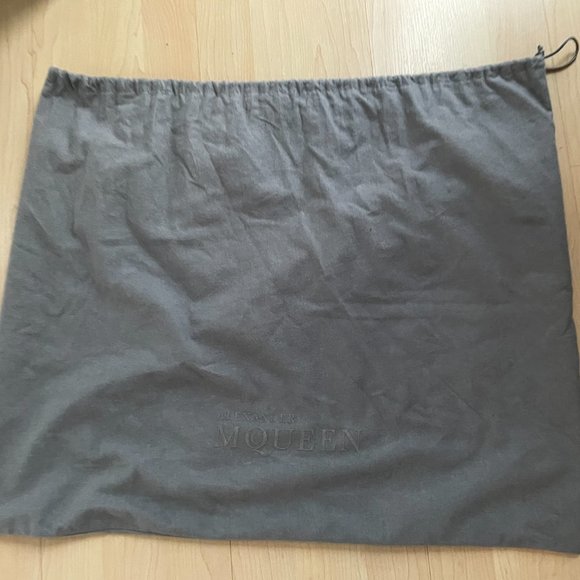 Alexander McQueen black leather gold studded backpack - Picture 4 of 9